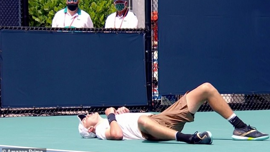 Đang thi đấu, tay vợt người Anh đổ gục vì nắng nóng