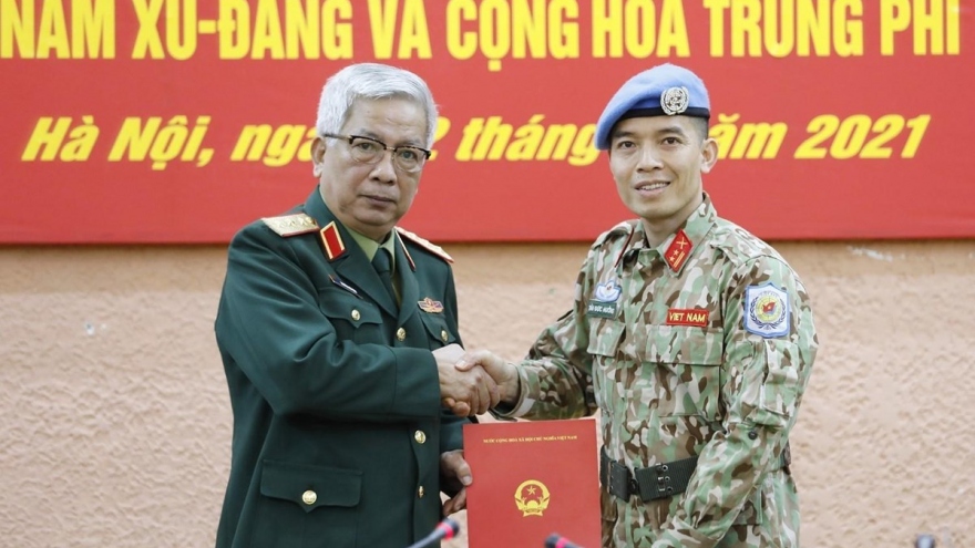 Trao quyết định cho sỹ quan Việt Nam thực hiện nhiệm vụ tại Trụ sở LHQ