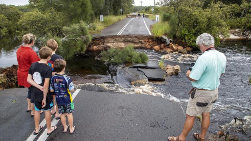 Hàng trăm người dân Australia phải đi sơ tán khẩn cấp do mưa lũ kéo dài