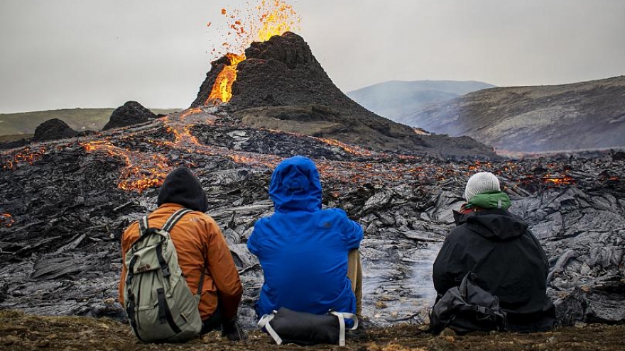 Hàng ngàn du khách may mắn chứng kiến núi lửa phun trào tuyệt đẹp ở Iceland