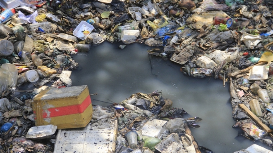Rác thải phủ kín mặt nước, kênh Hy Vọng khiến người Sài Gòn khiếp sợ