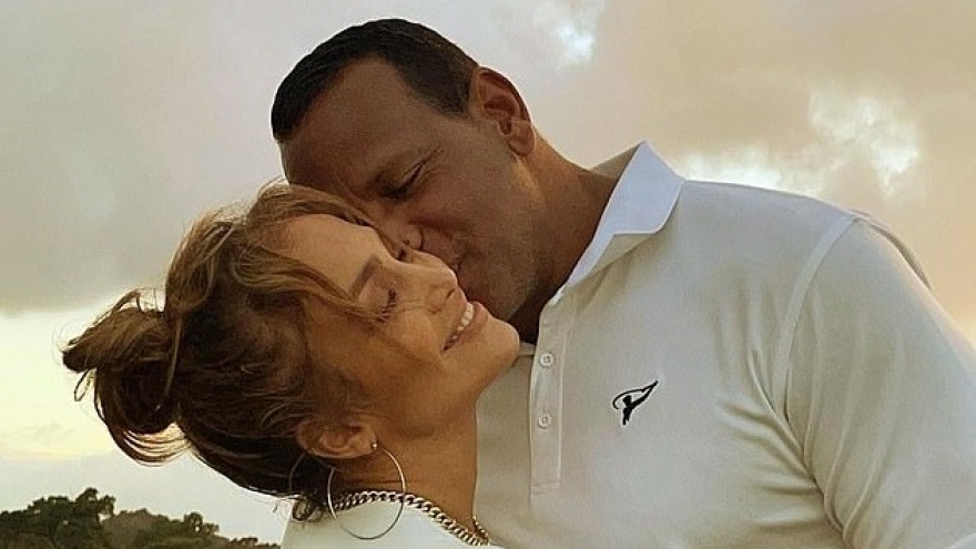 Jennifer Lopez ngọt ngào ôm tình trẻ sau quyết định hủy đám cưới