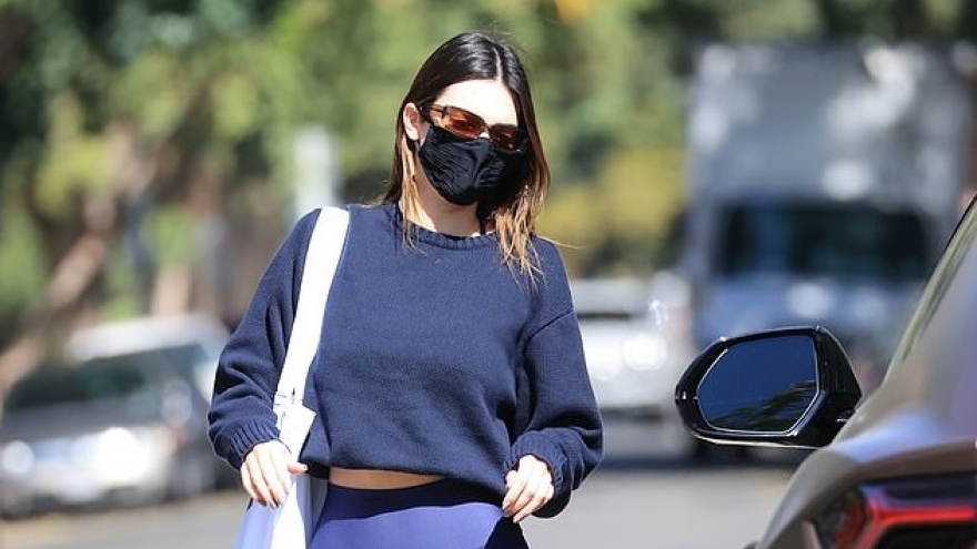 Kendall Jenner một mình sải bước trên phố sau tin đồn chia tay