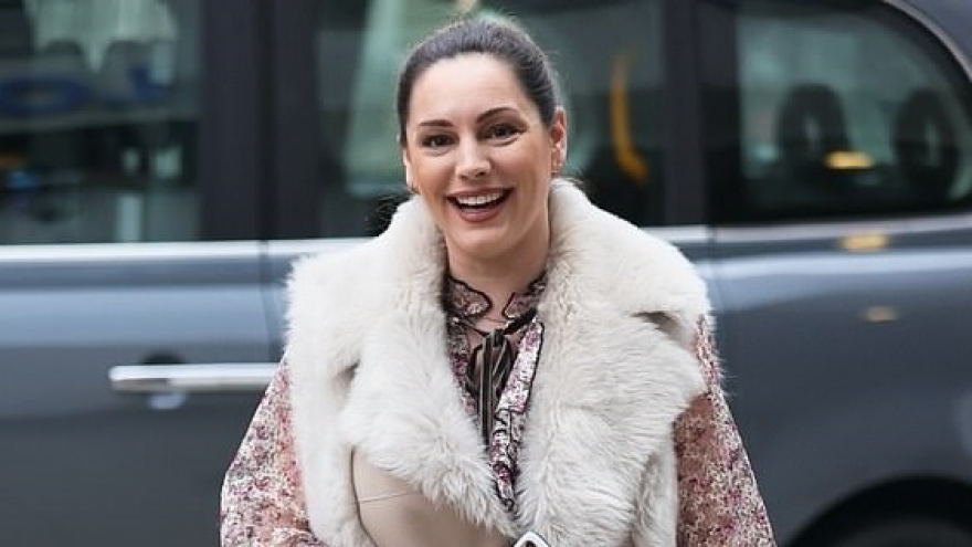 Kelly Brook tươi tắn đến phòng làm việc sau phát ngôn "dù tăng cân nhưng vẫn rất tự tin"