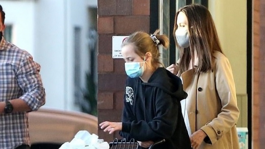 Angelina Jolie đi mua sắm cùng con gái cưng sau khi tố Brad Pitt dùng bạo lực gia đình