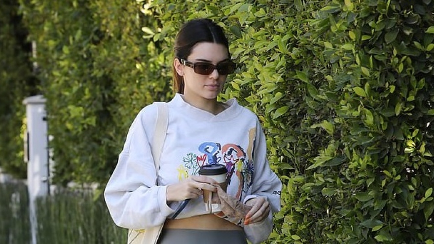 Kendall Jenner khoe cơ bụng săn chắc ra phố cùng bạn thân Hailey Baldwin