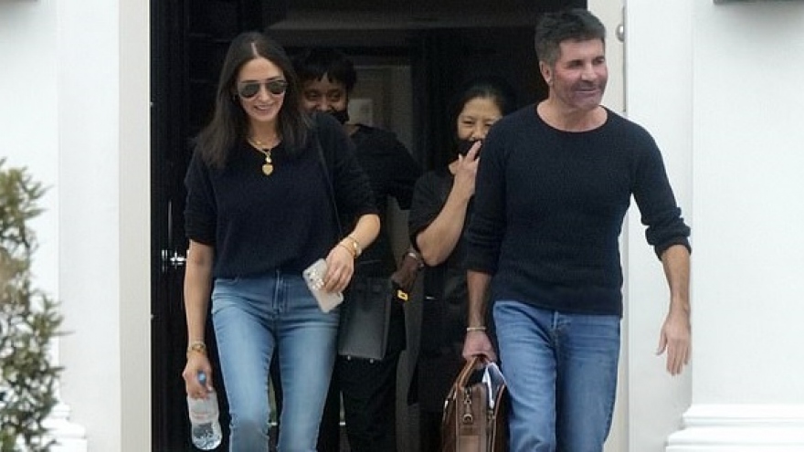 Simon Cowell và bạn gái rạng rỡ trở về Los Angeles sau 2 tháng ở Anh