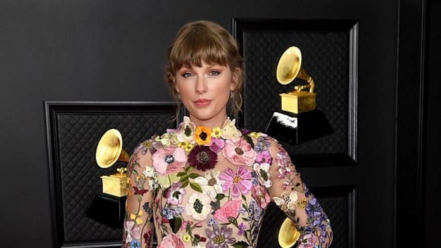 Taylor Swift diện đầm hoa xinh đẹp trên thảm đỏ Grammy 2021