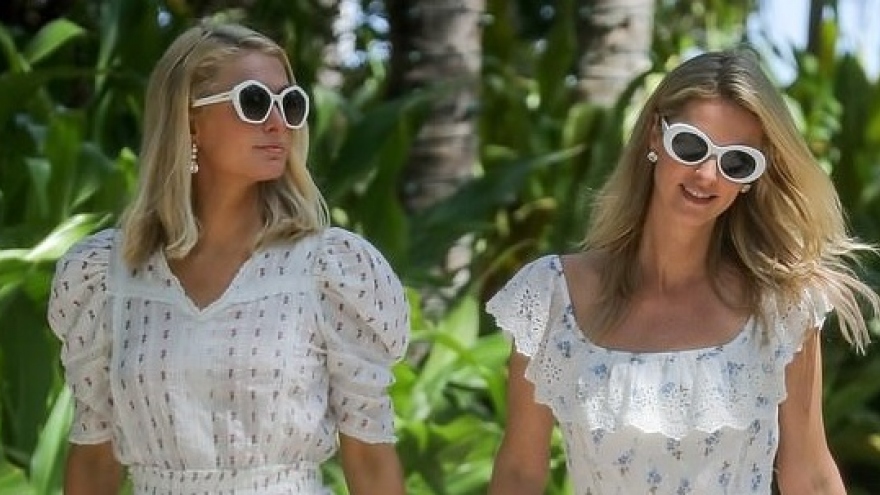 Chị em Paris Hilton diện đầm điệu đà, tạo dáng sang chảnh trong khuôn viên khách sạn