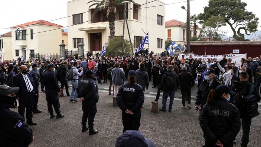 EU thúc giục Hy Lạp điều tra cáo buộc về “đối xử không phù hợp” với người di cư