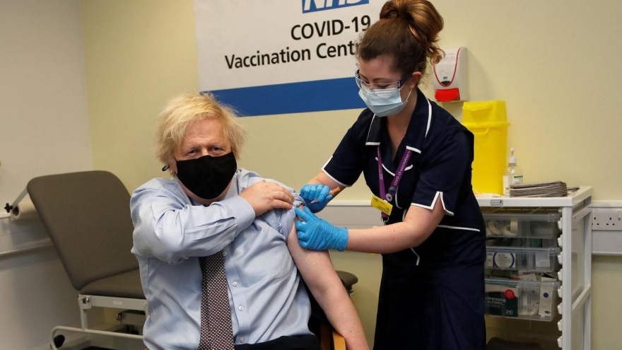 Thủ tướng Anh Boris Johnson tiêm vaccine AstraZeneca