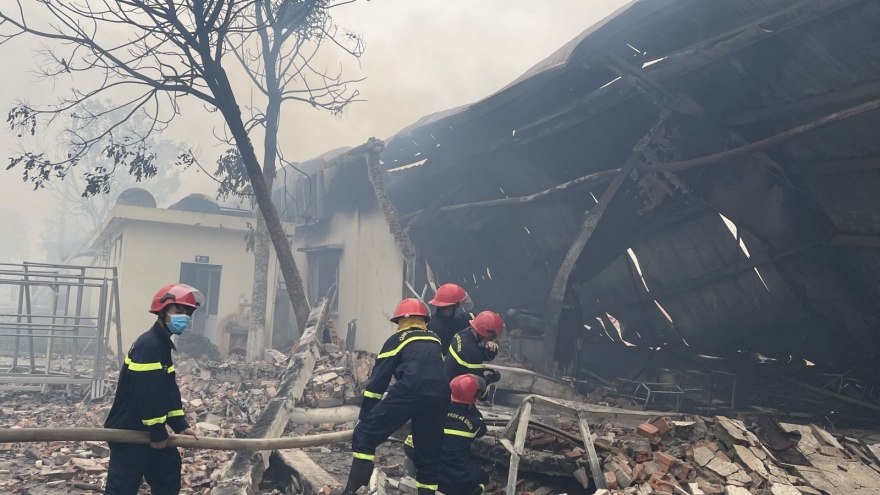 Gần 400 cán bộ, chiến sĩ xử lý đám cháy xưởng may ở Thanh Hoá