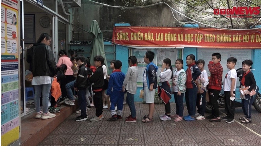 Nhiều phụ huynh tố cô giáo dùng thước sắt đánh vào đầu học sinh ở Hà Nội