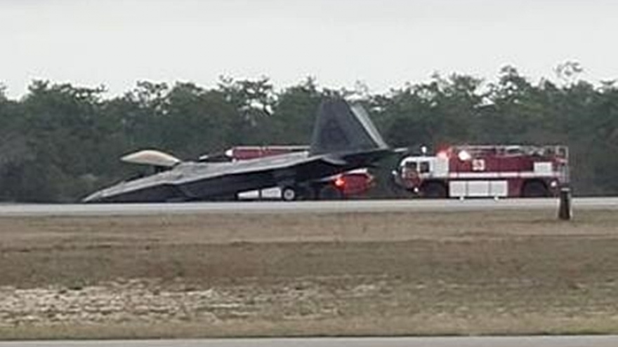 Chiến đấu cơ F-22 của Mỹ gặp sự cố, phải hạ cánh bằng mũi