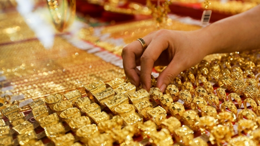 Giá vàng thế giới bật tăng nhưng vẫn thấp hơn vàng SJC khoảng 7,56 triệu đồng/lượng