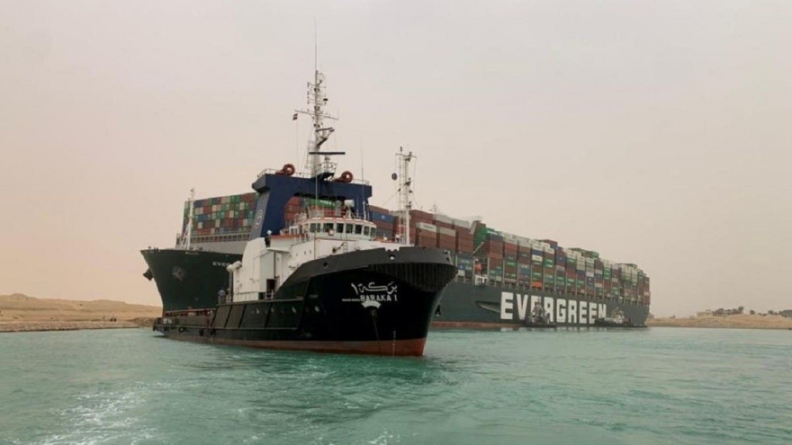 Thủy triều thấp cản trở nỗ lực giải cứu tàu mắc kẹt ở kênh đào Suez