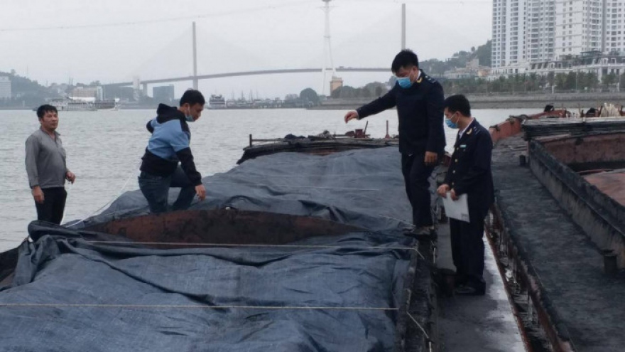 Quảng Ninh bắt giữ 2 tàu vận chuyển than không giấy tờ 
