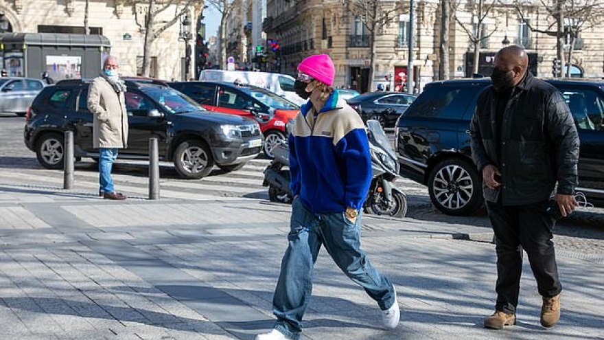 Justin Bieber vừa đi dạo vừa nghe nhạc trên đường phố Paris