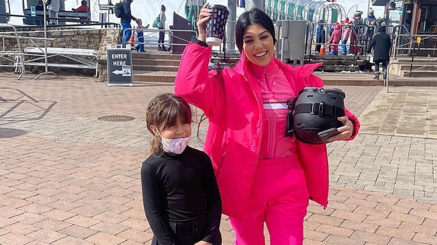 Kourtney Kardashian diện trang phục hồng nổi bật đi trượt tuyết cùng các con