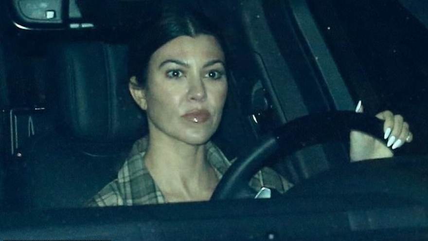 Kourtney Kardashian lái siêu xe đi ăn tối cùng con trai sau khi công khai tình trẻ