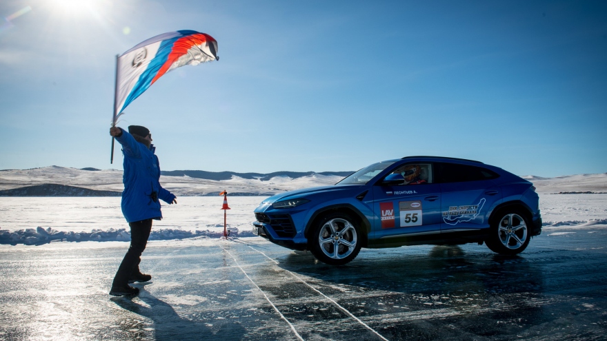 Lamborghini Urus phá kỷ lục tốc độ trên băng