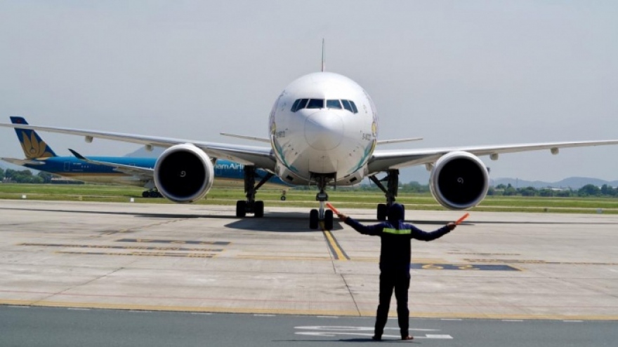 Báo động tình trạng phi công lái máy bay “đè vạch” tại sân bay Nội Bài
