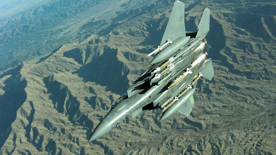 “Đại bàng chiến” F-15E của Mỹ sắp đảm nhận vai trò kép: Vừa chiến đấu, vừa tiếp vận