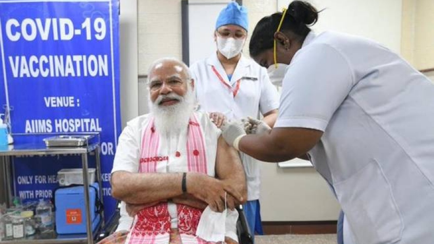 Thủ tướng Ấn Độ Modi tiêm mũi vaccine Covid-19 nội địa đầu tiên