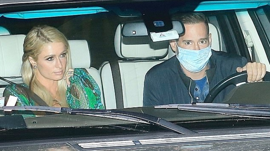 Paris Hilton dịu dàng đi ăn tối cùng bạn trai