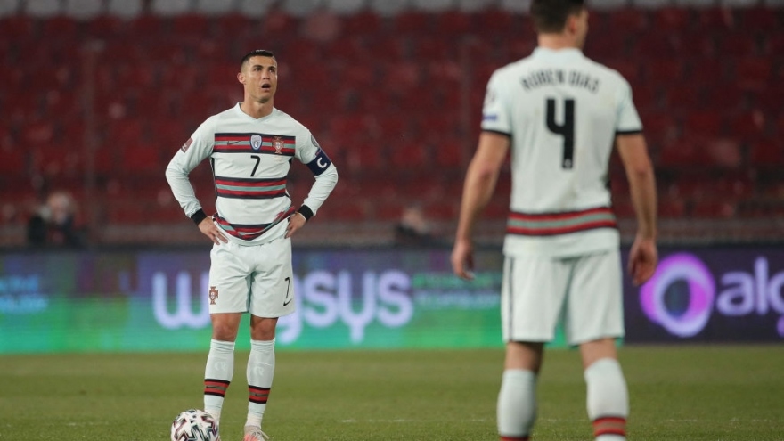 Ronaldo bị trọng tài “cướp bàn thắng”, Bồ Đào Nha hòa đau đớn Serbia