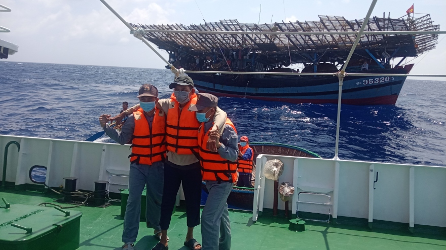 Tàu KN411 cứu hộ tàu câu mực cùng 40 ngư dân trên biển