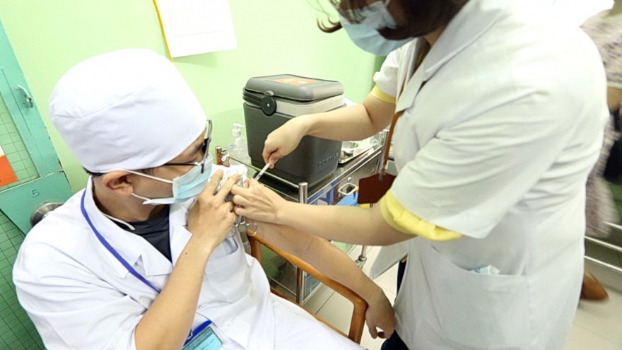 Khánh Hòa chi 100 tỷ đồng để mua vaccine phòng Covid-19 tiêm miễn phí cho người dân