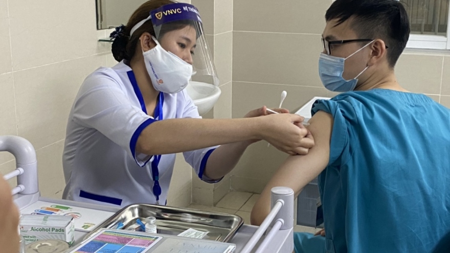 10 nhân viên y tế BV Thanh Nhàn gặp phản ứng sau khi tiêm vaccine COVID-19