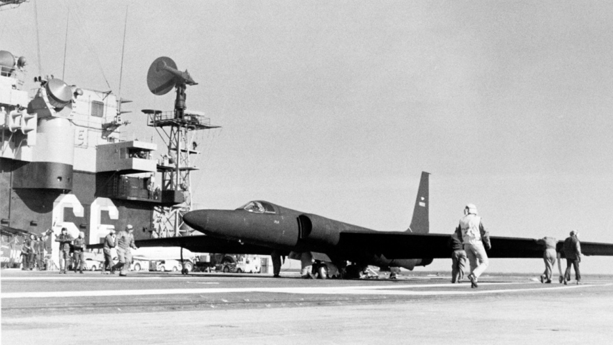 Mỹ từng triển khai máy bay do thám U-2 từ tàu sân bay