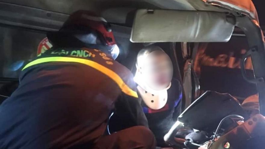 Cưa cabin cứu 2 người mắc kẹt sau vụ tai nạn trên cầu Thanh Trì