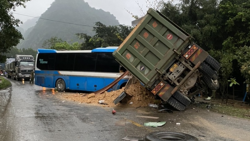 Xe tải và xe khách tông nhau kinh hoàng, 3 người tử vong tại chỗ