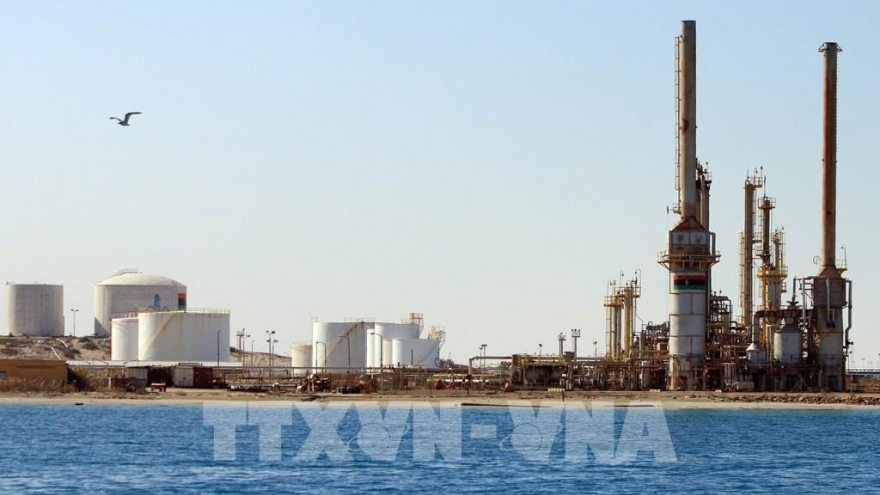 OPEC+ quyết định tăng dần sản lượng khai thác dầu