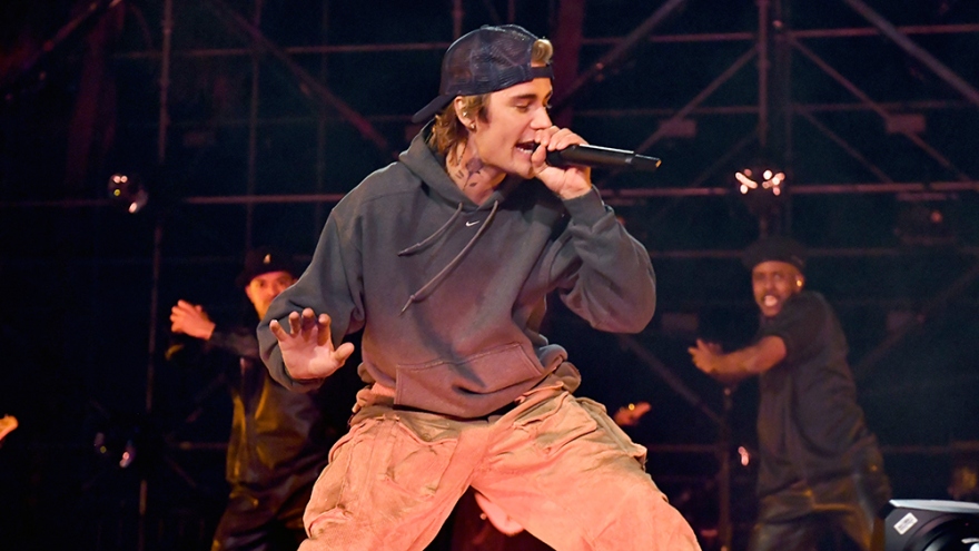 Justin Bieber hoãn chuyến lưu diễn hè