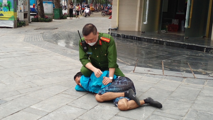 Khống chế đối tượng có biểu hiện "ngáo đá" tấn công người đi đường ở Hà Nội