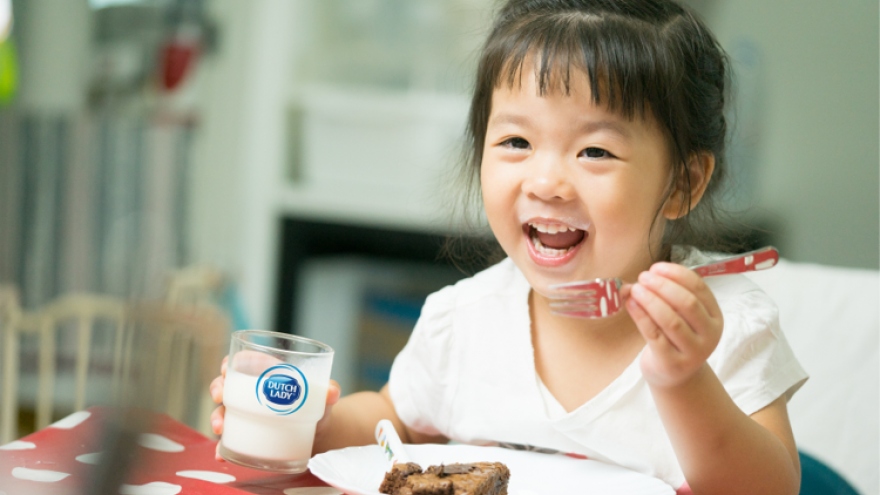Cô Gái Hà Lan mách mẹ lợi ích bất ngờ nhờ uống sữa tươi trong bữa sáng cho bé