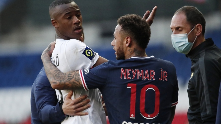 Vừa trở lại sau chấn thương, Neymar nhận thẻ đỏ thứ 11 trong sự nghiệp