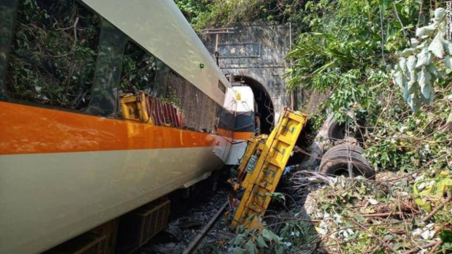 Con tàu gặp nạn tại Đài Loan (Trung Quốc) được đưa ra khỏi đường hầm