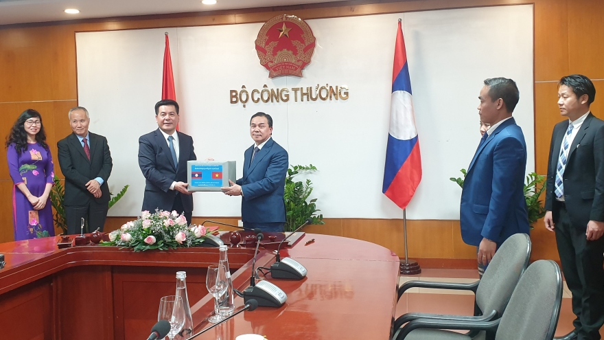 Bộ Công Thương tặng Lào 50.000 khẩu trang phòng, chống dịch COVID-19