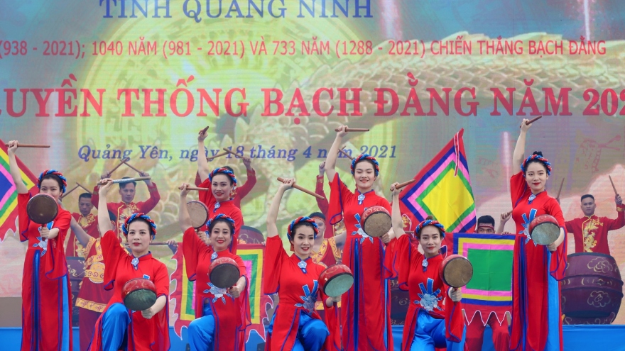 Hàng nghìn người rước tượng Trần Hưng Đạo trong lễ hội truyền thống Bạch Đằng