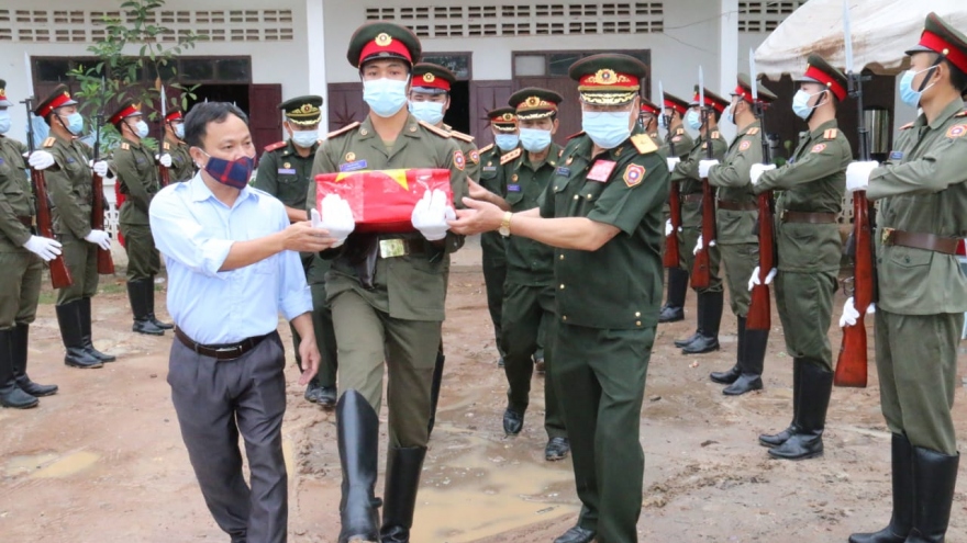 Tiễn đưa hài cốt liệt sĩ chuyên gia và quân tình nguyện Việt Nam hy sinh tại Lào về nước