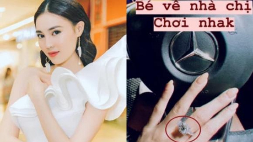 Chuyện showbiz: Lan Ngọc khoe nhẫn kim cương trên tay, nghi vấn được bạn trai cầu hôn
