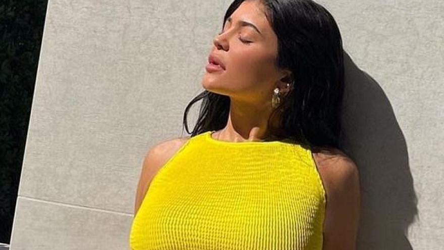 Kylie Jenner gợi cảm với bikini vàng rực