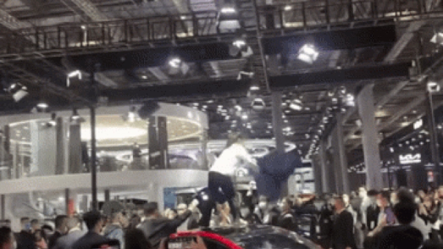 Tố xe Tesla lỗi phanh, khách hàng nữ gây náo loạn Triển lãm ô tô Thượng Hải