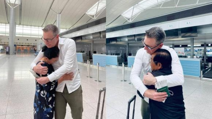 Chuyện showbiz: Đoan Trang xúc động tạm biệt bố mẹ để sang Singapore định cư
