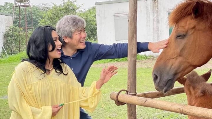 Chuyện showbiz: Diva Thanh Lam và bạn trai vui vẻ thăm trang trại nuôi ngựa